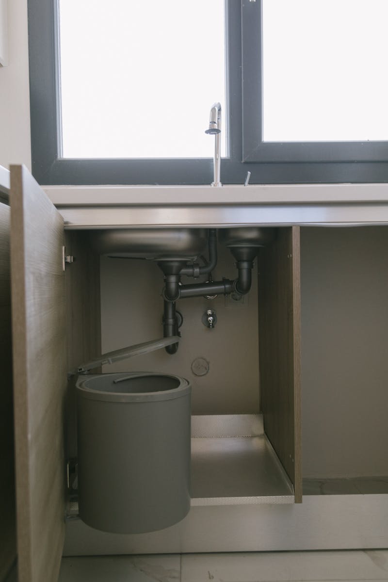 キッチンのシンク下の配管と止水栓